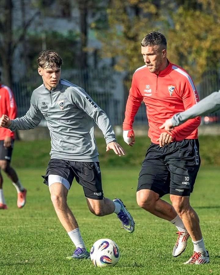 标题：40岁还在踢！德国名将波多尔斯基，要把18岁儿子“带出来”！你敢信吗？