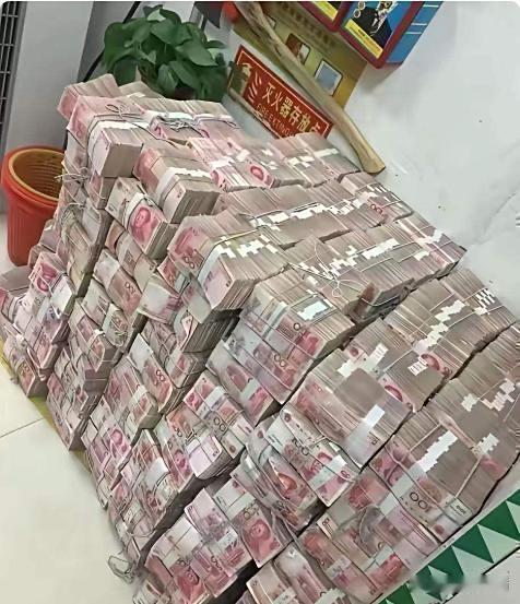这些人,钱捞多了,银行又不敢放,储存在家里,日焦夜愁,心惊胆颤也睡不安。我说,