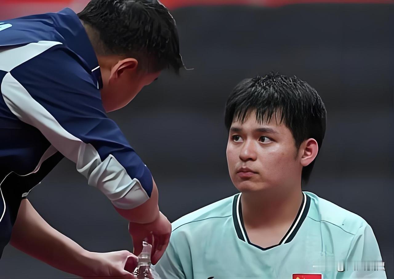 赛后让人泪流满面的一幕！林诗栋苦战7局闯进男单决赛后，小石头弯着腰，脸色苍白，大