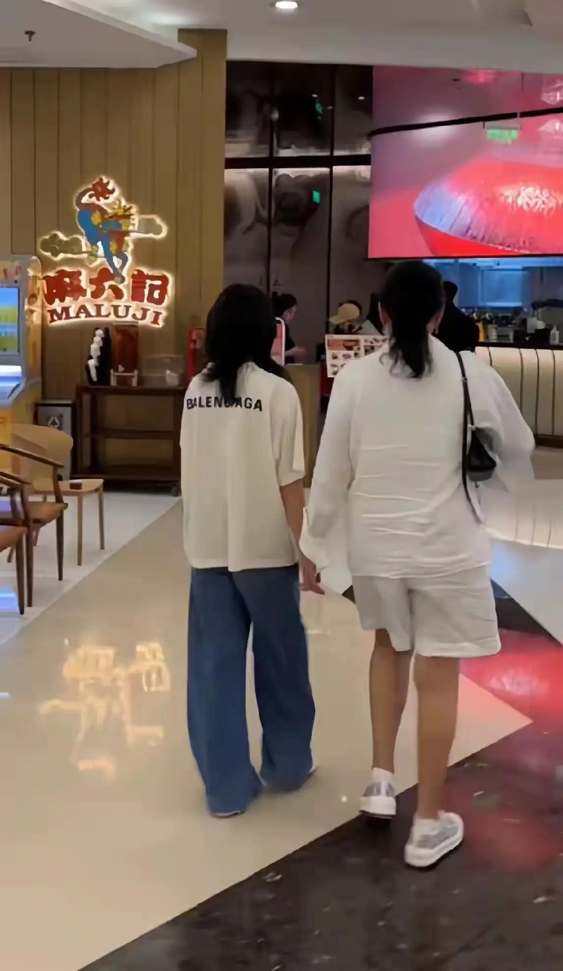 小玥儿此次回到北京，与汪小菲、马筱梅、汪宝儿一同居住。兰姐依旧独自住在她的