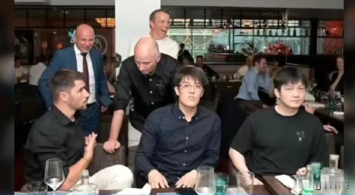 邱党没少看樊振东采访吧！一个字能够回答清楚的问题，说了一堆，而回答模板，和樊振