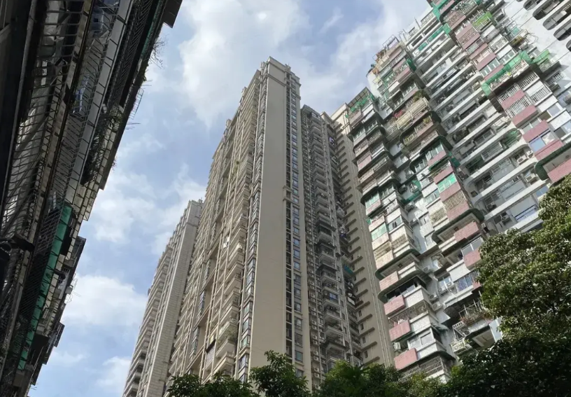 奇葩！新疆，男子常年不在家，准备把闲置的房子对外出租。结果没想到，自己的房子被陌