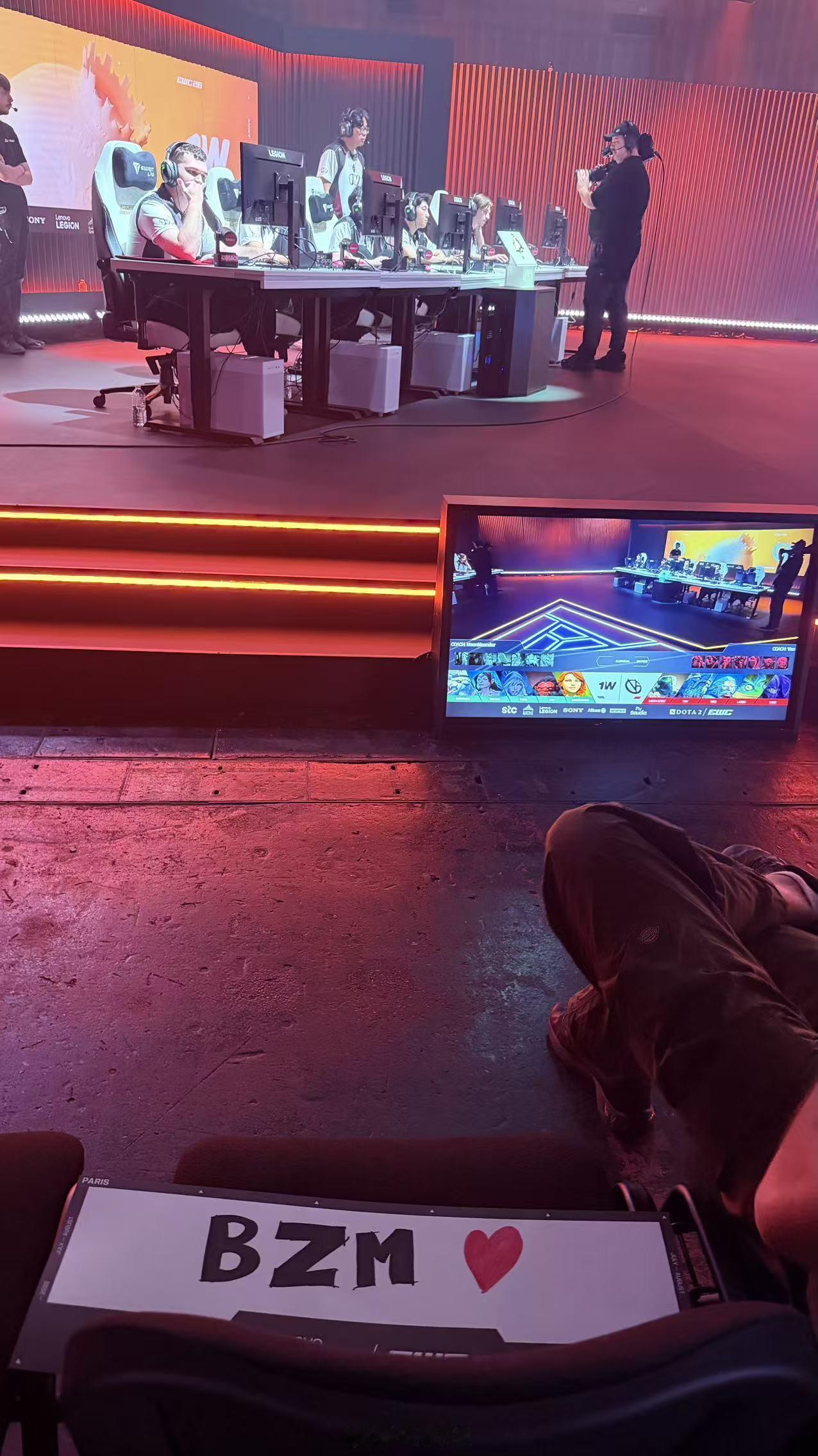 bzm粉丝到厕所哭了还没出来dota2ewc电竞世俱杯DOTA2
