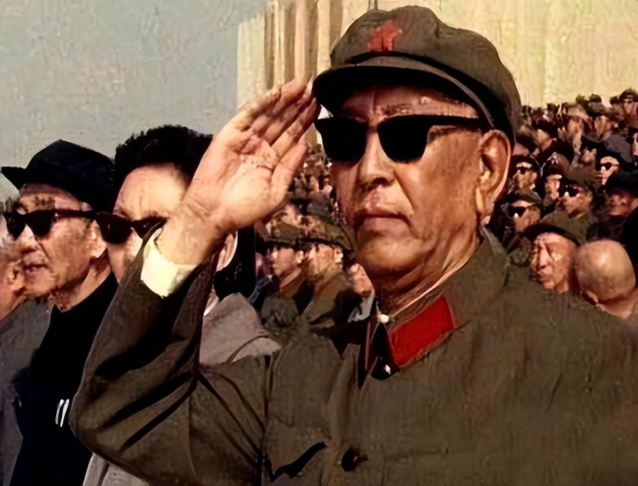 没授军衔的五位大人物，最后都官至何位了？第五位：耿飚。提起耿飚这个名字，很多