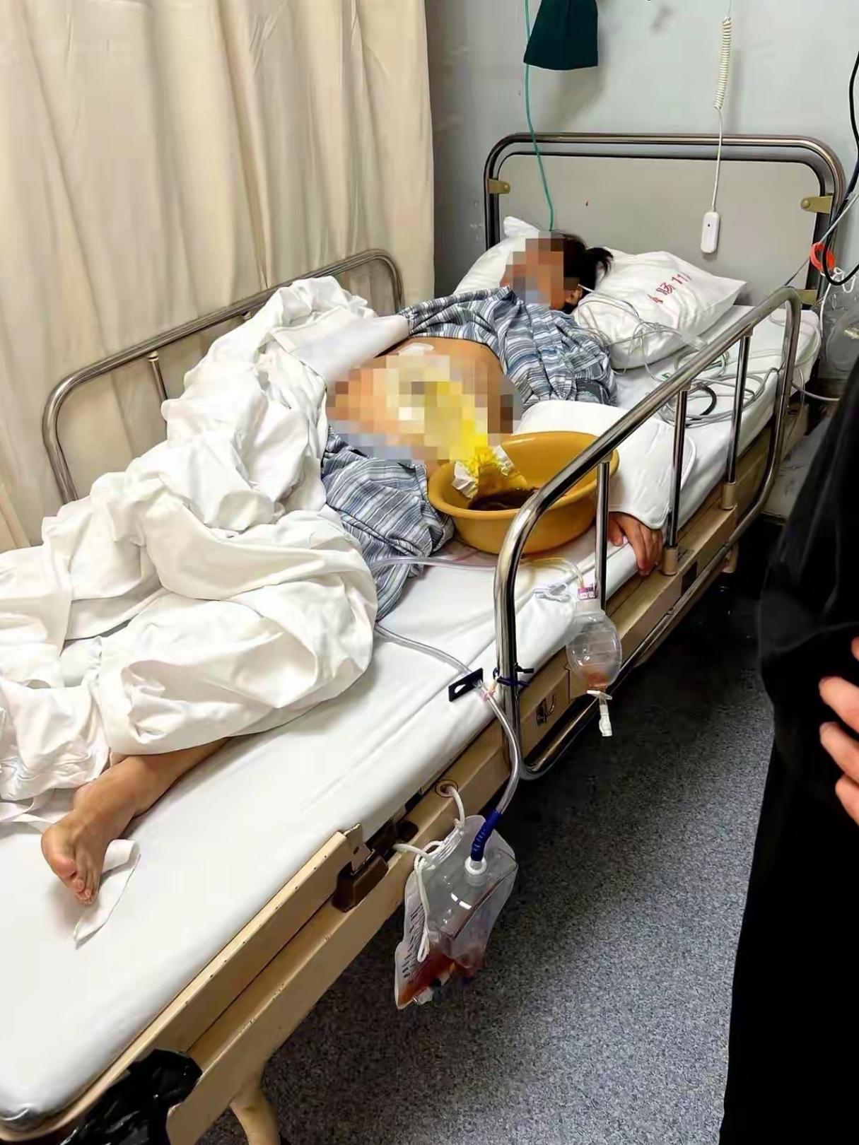 "好心办坏事。"广西，一女儿心疼55岁母亲胃不舒服，反复劝说后带她去上海仁济医院