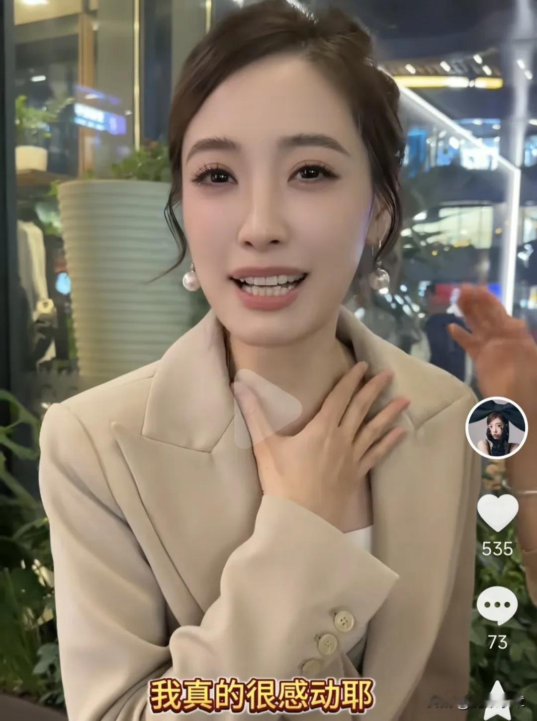 东方卫视主持人司雯嘉其实观众缘不错！最近她与同事灏哲在上海某商场录制视频，围观