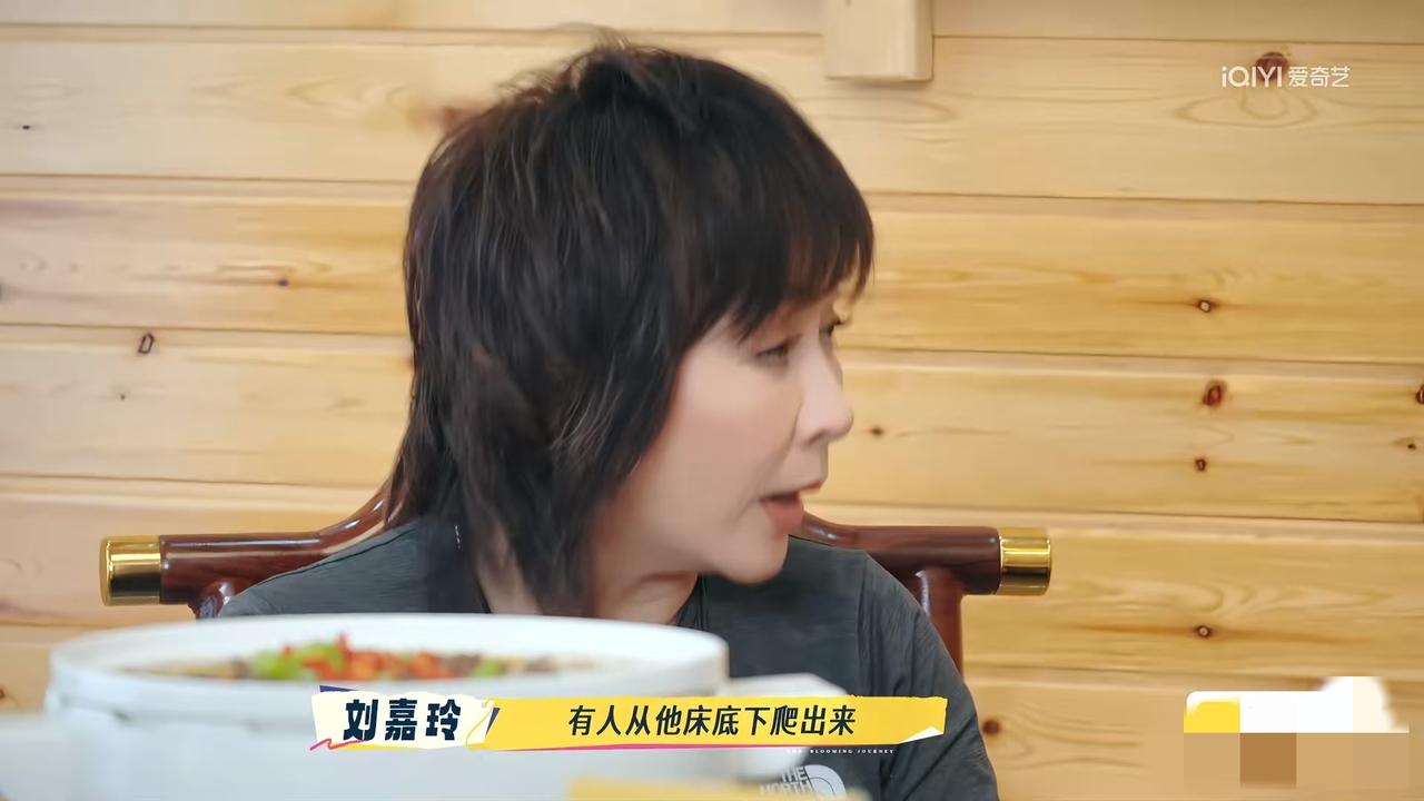 太恐怖了刘嘉玲说:“有一次和刘德华在横店拍戏，他的房间门口有一张沙发，就有一个