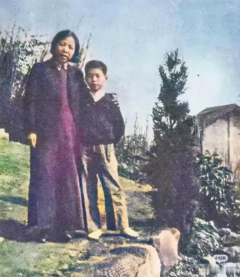 1940年，李鹏依偎在邓颖超的身旁，温暖又温馨。​​​