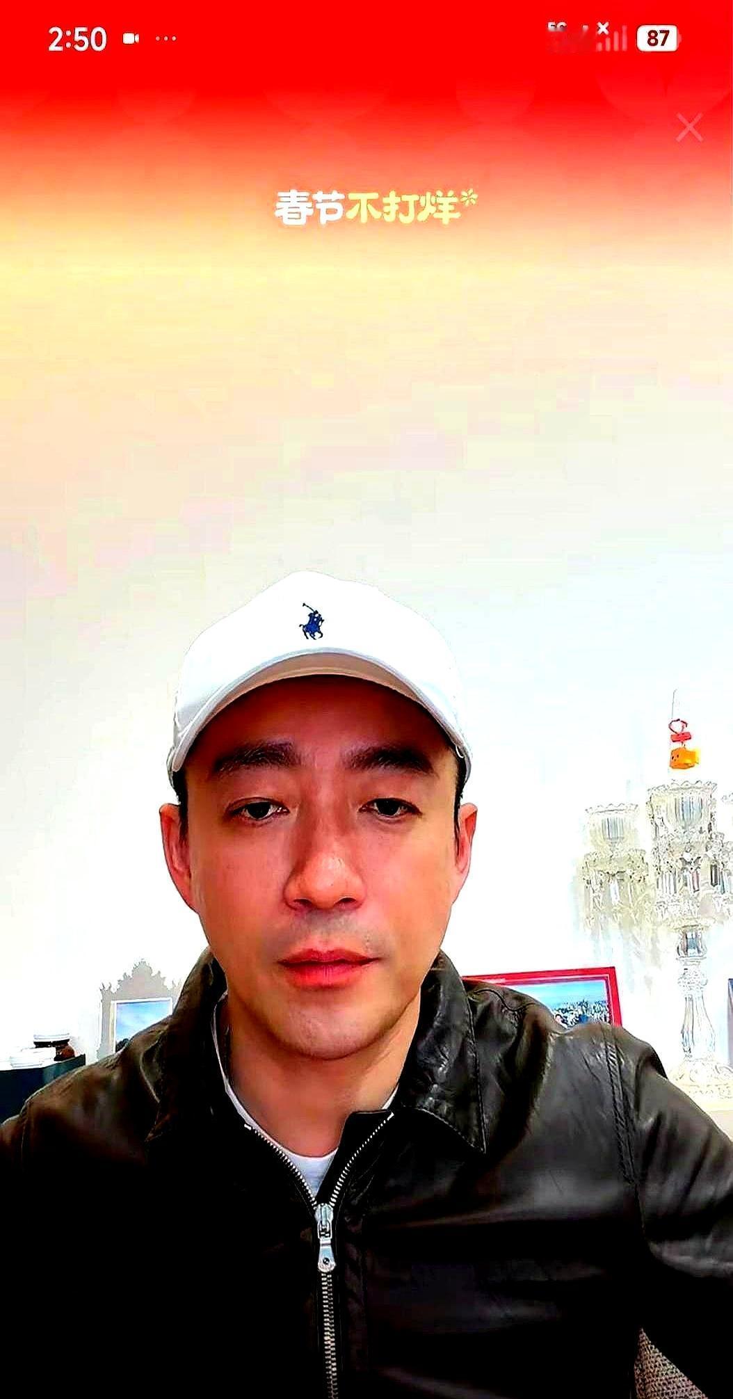 女儿在玩仙女棒，汪小菲瘫在沙发上喊了声“倒杯水”。12岁的玥儿放下手里火花