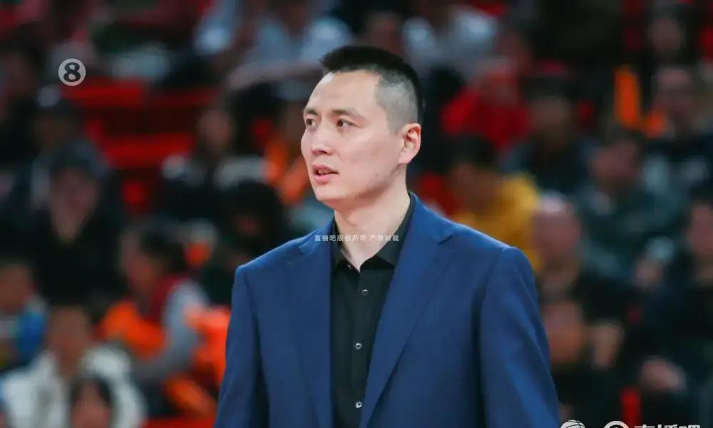 赢球后挨骂，上海队独一份卢伟刚带队拿下北控，转头就把全队骂了个透。第四节领