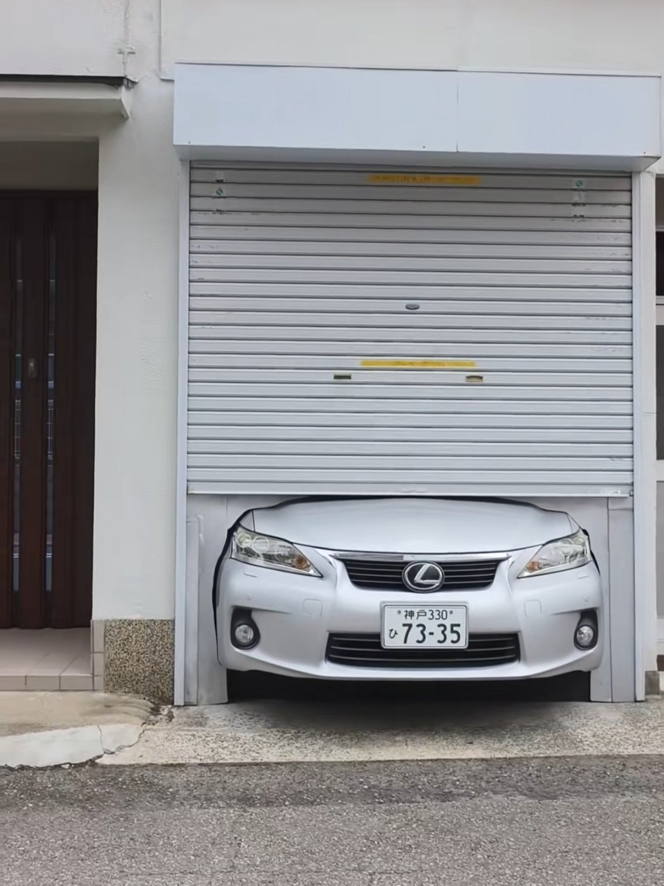 怪不得小日本流行Kcar这种3米多车长的小型汽车，因为4米多的家用车很难停得下[