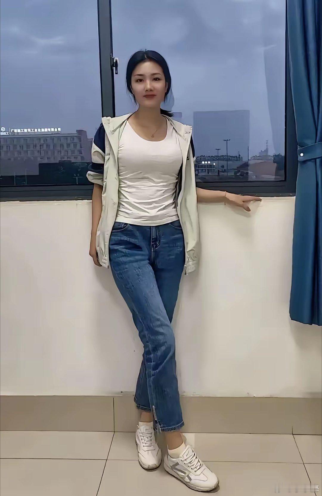 某网友:这张照片拍摄于2025年5月12日，单位同事女儿马上从民办高校本科毕业了