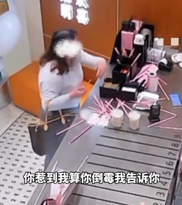 在江苏连云港吾悦广场的"茉莉奶白"奶茶店。女的买了奶茶准备送人，拆开一看，里头少