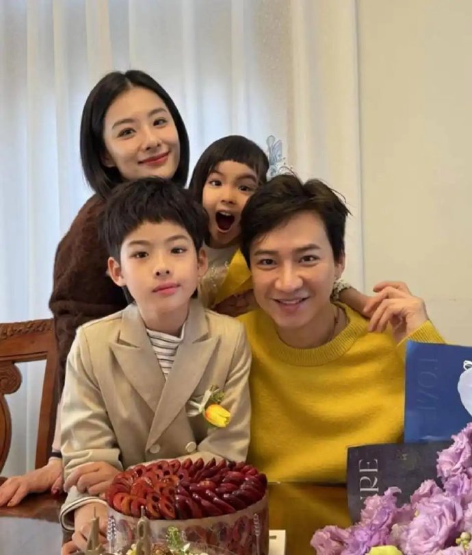 刘璇与公婆为教授老公王弢庆祝48岁生日，一家人都是高颜值！​​​