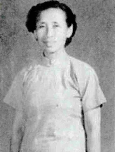 1932年，一个杂货铺老板娘白天出门倒垃圾，特务跟上去问她：“你这里面什么这么臭