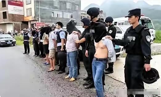 2026年6月，海南警方打掉盘踞文昌三十年的“清澜帮”涉黑团伙，三十多名核心成员