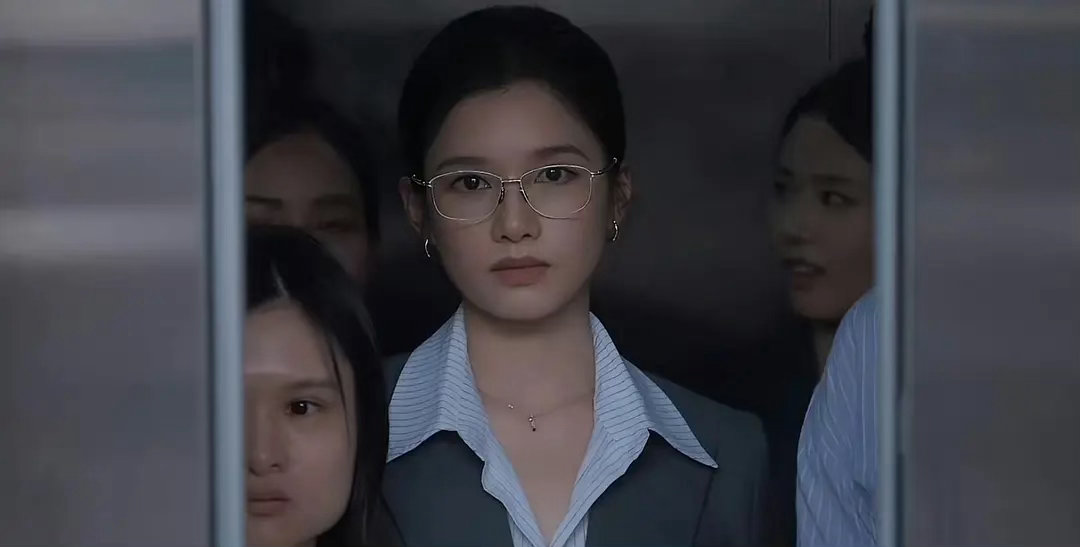 内娱出了两个东南亚天才脸蛋。