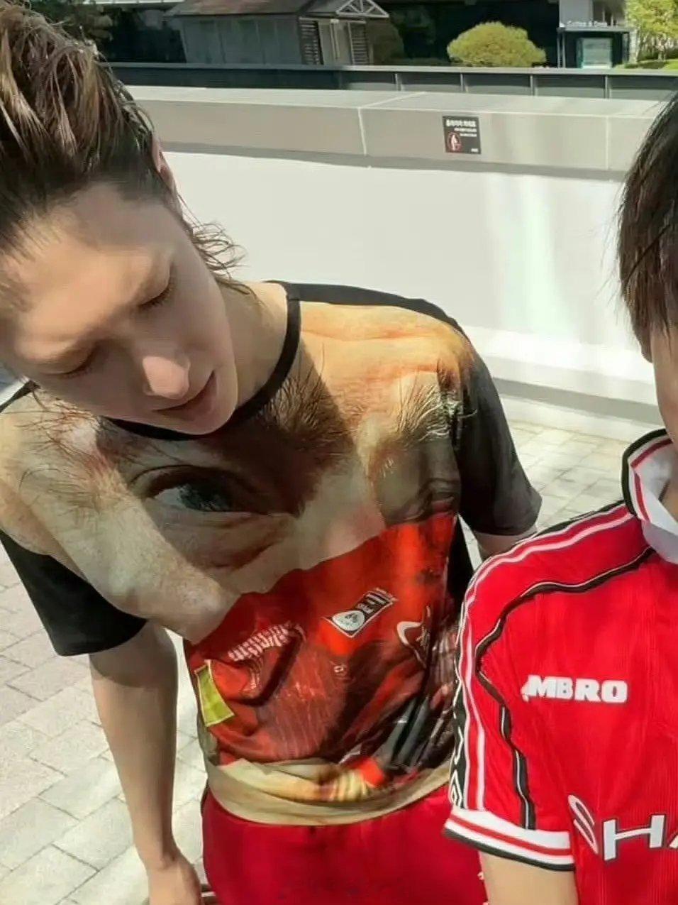 从维嘉衣柜到韩国中古店，再到马丁手上，这件衣服的‘跨国旅程’，是明星闲置的二次发