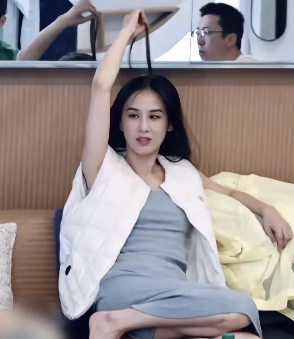 说实话，为什么会有人觉得她漂亮呢？其实这样没有美颜和滤镜的她，看起来好普通，这种