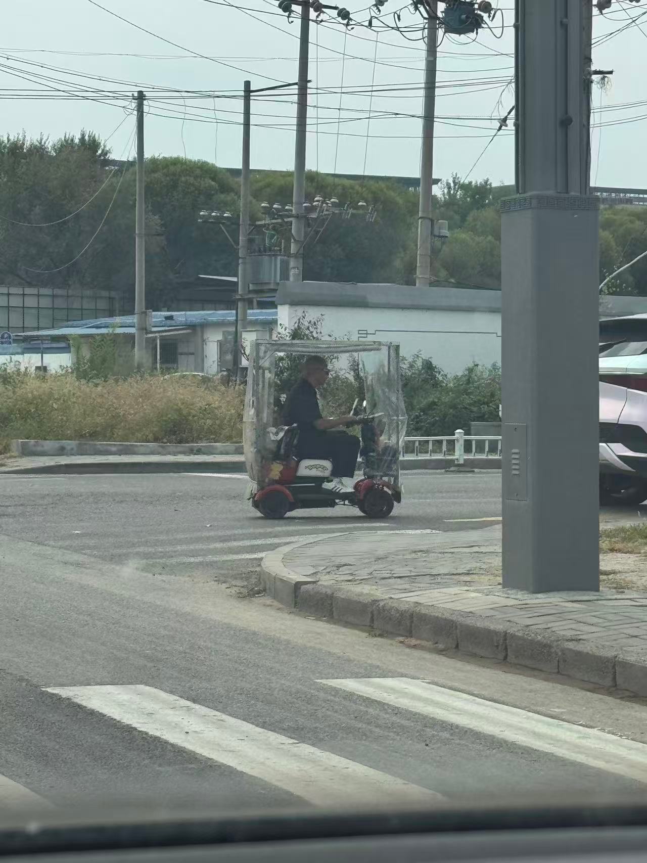 车若初见这位大哥，你的电动车造型真是独树一帜[流鼻
