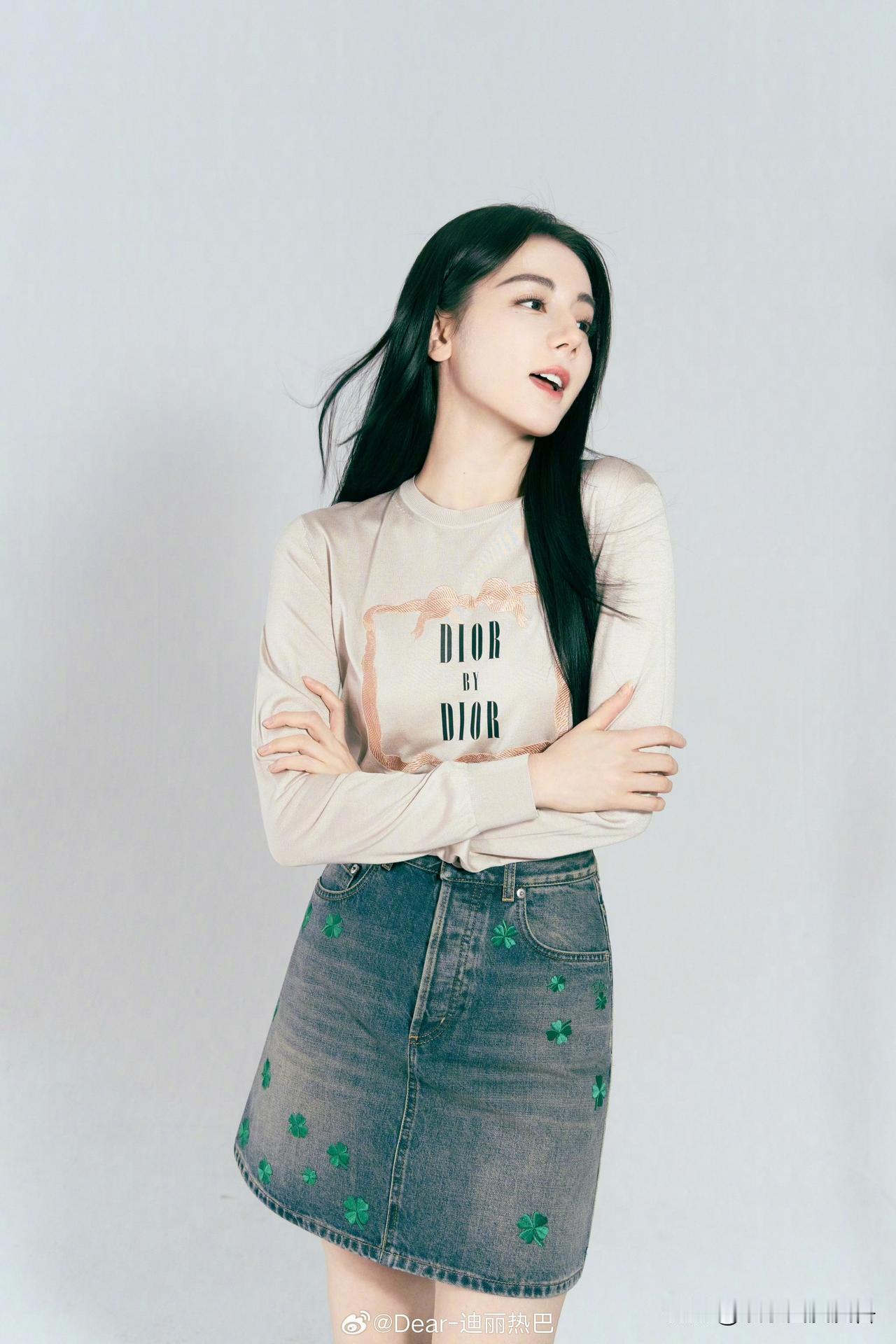 绿直发热巴，好特别呀！1月18日，迪丽热巴发文，好运派送成功，和@DIOR迪
