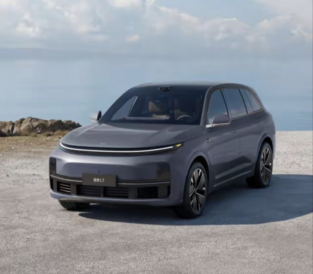 理想L7底盘和crv差不多看车评人吹理想的底盘顶级，前几天专门去试了一下带空气