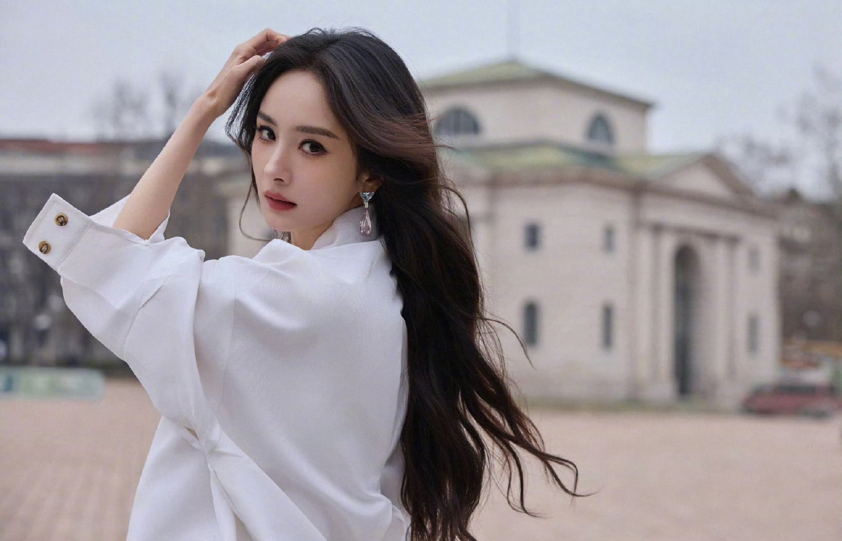 杨幂杨幂全白套装看秀杨幂∥Prada全白套装首穿看秀夏日系列白色套装即将亮相今晚