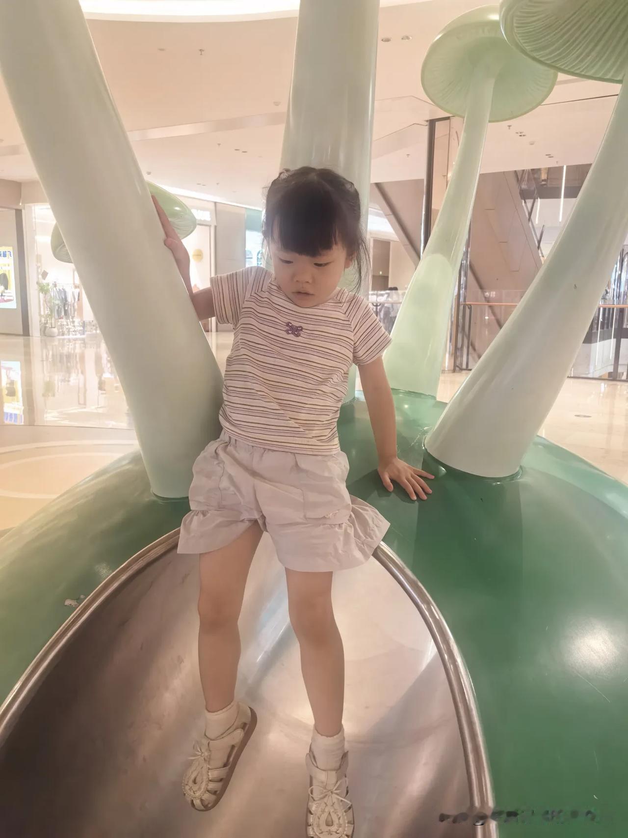 昨天下午去幼儿园接小外孙女，把我吓出一身冷汗！幼儿园规定下午5:10接孩子，