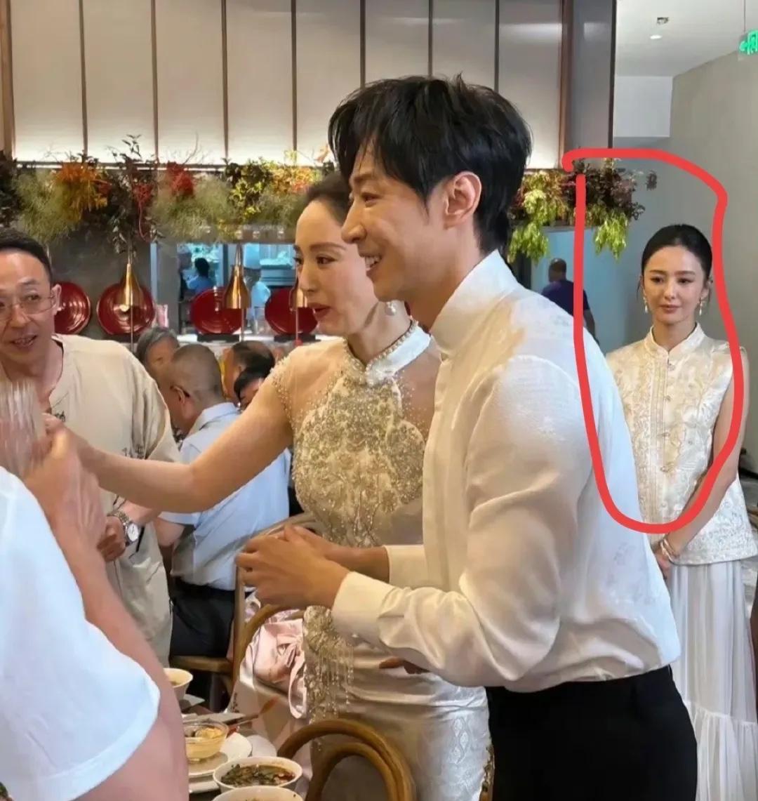 董璇婚礼，后面这位女士是不是佟丽娅啊!非常有气质