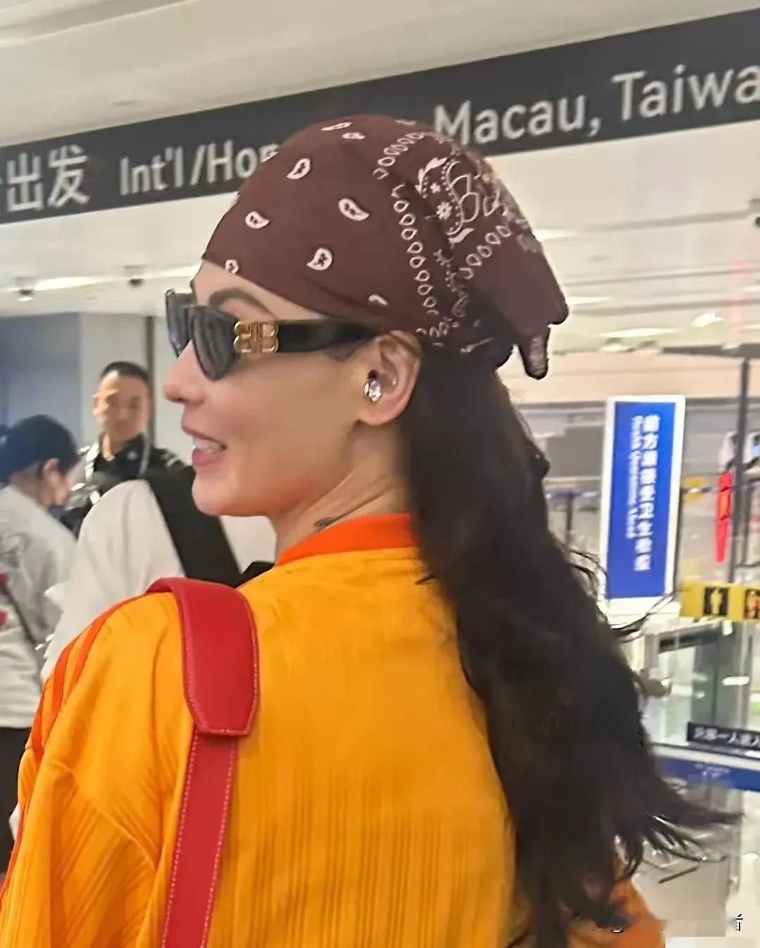 果然很多相同的地方，王菲喜欢用头巾，张柏芝也喜欢，一个是肃静，一个是活力。王菲