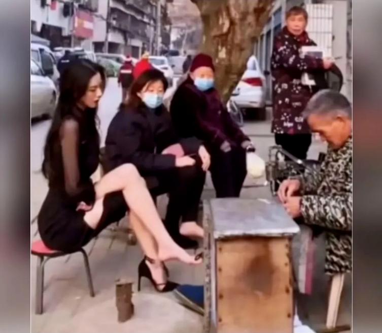 为啥旁边的大娘大婶都用这个眼神看呢，她们在想什么呢
