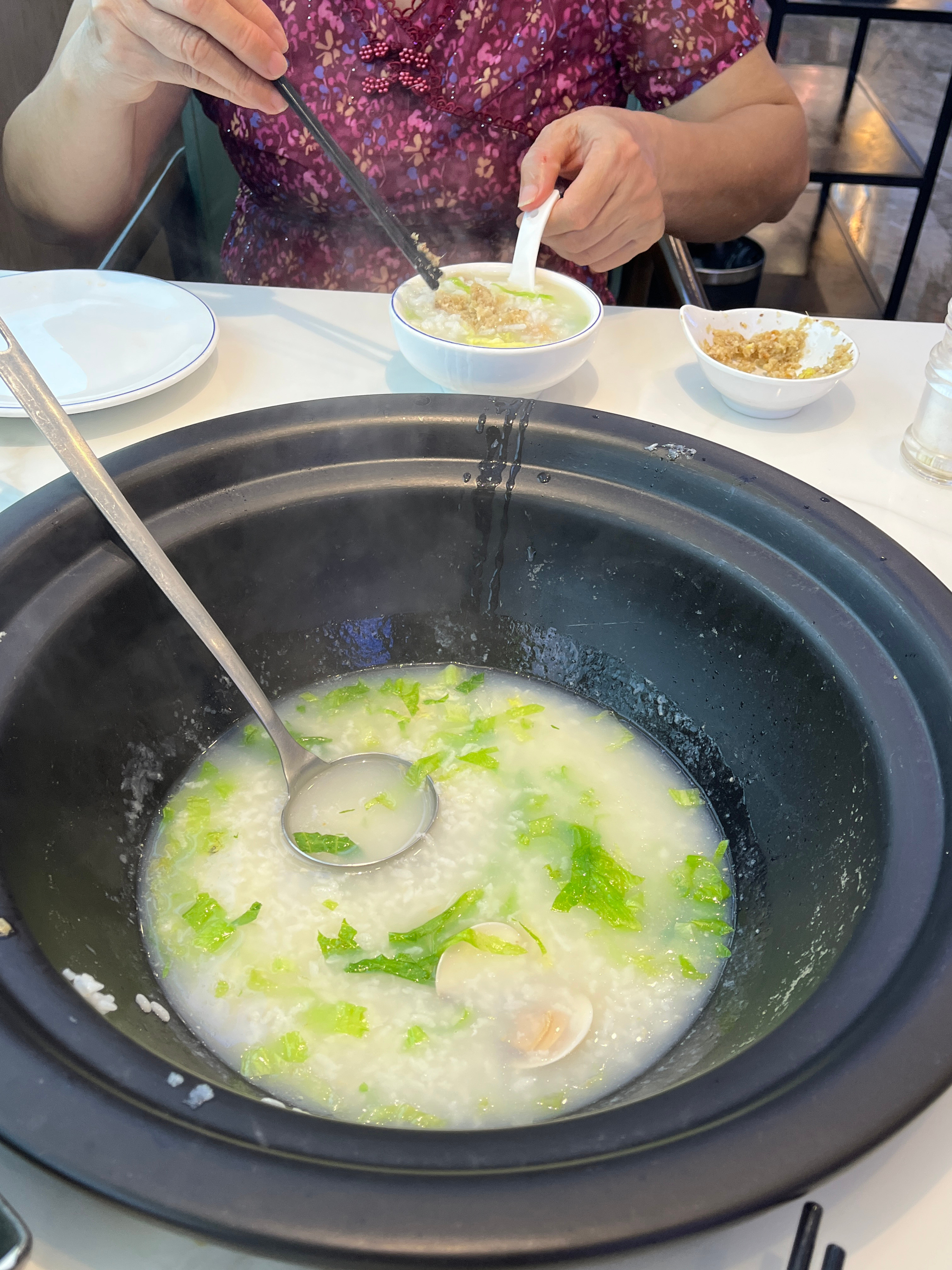 今天和妈咪去一品海鲜蒸汽海鲜那里吃海鲜哈哈哈！门口有个巨大的海鲜池💦海鲜种类挺