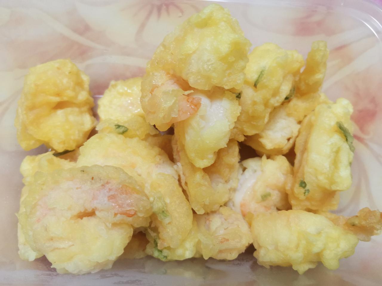 扒鸡美食城的软炸虾仁真好吃，价格也真贵。这点就三十多元。虾仁挺大也实诚，倒是货真