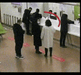 医院缴费窗口，白衣女子走到排在第二位的黑衣女子面前说了句话，估计是有急事希望自己