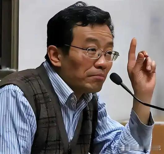 讲台上的王德峰，是复旦大学受人尊敬的教授；可一开口，他说的话比谁都狠。他直接