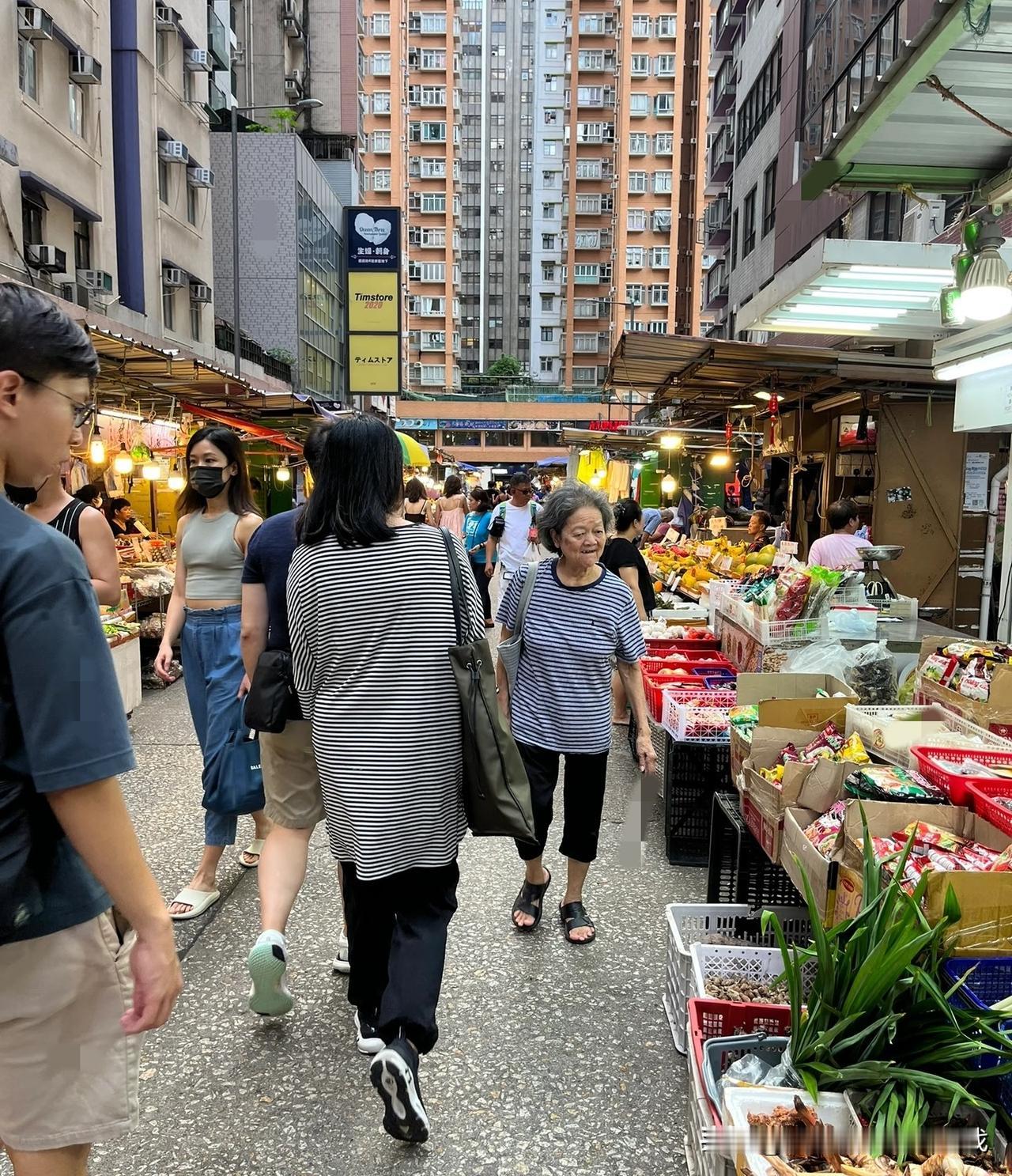 香港街头那位拎菜篮的阿婆，这几句话简直是“降维打击”！记者追问黎智英案，本