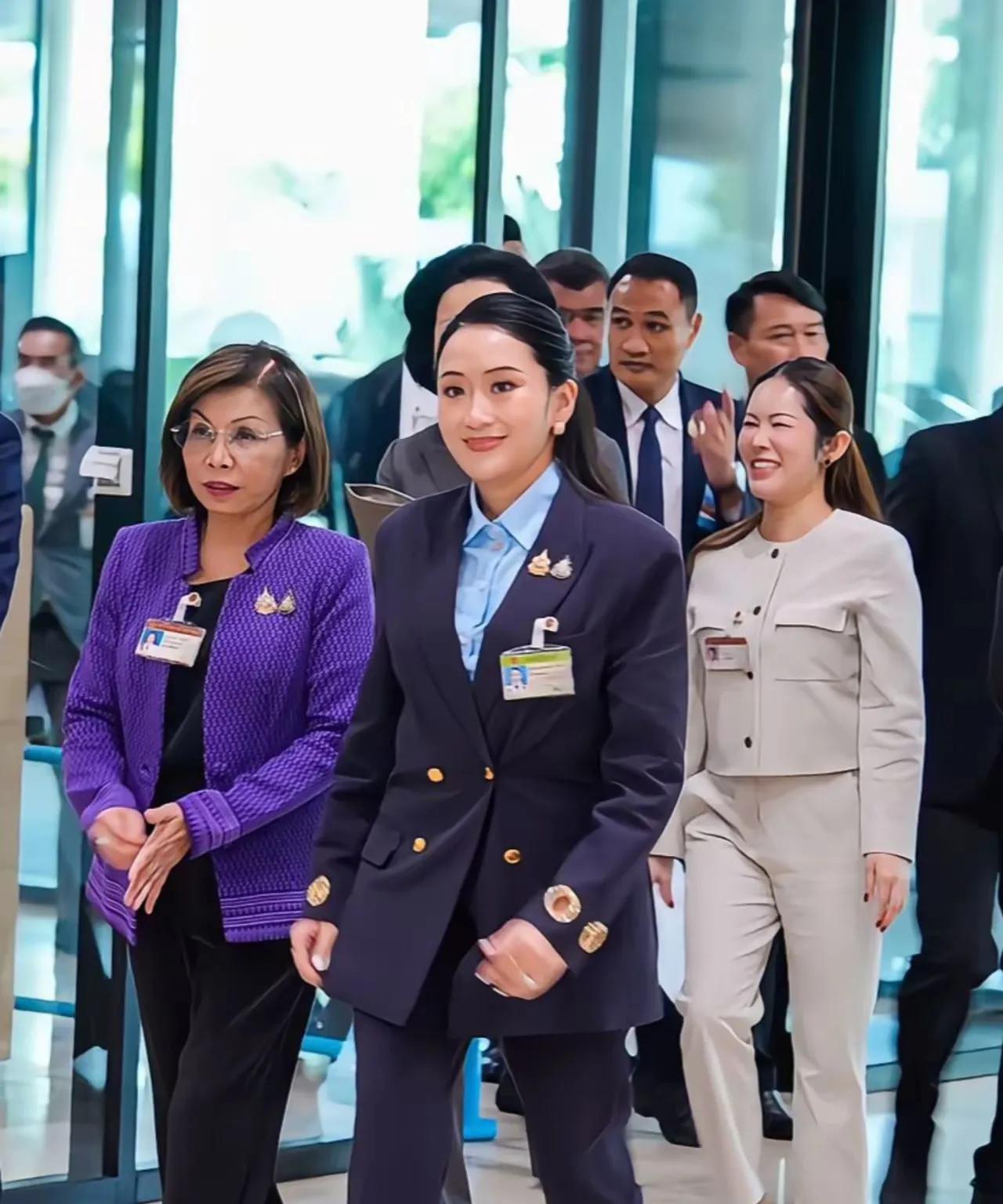 真是佩服这位泰国女强人，泰国文化部长通佩坦，她的心理素质可以说是非常过得硬。面对