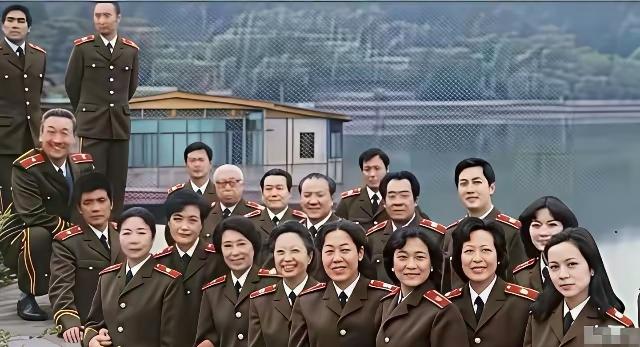 罕见八一电影厂老演员集体大合影，群星齐聚！😯😯😯王晓棠、王心