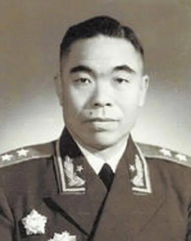 曾泽生起义后全家被抓，蒋介石下令处决，滇军同乡调重兵包围宪兵团强行劫狱。