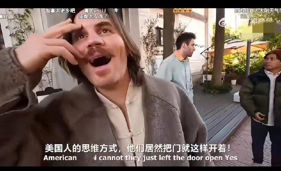 美国网红来成都，看到成都的老板开着门，人却跑去晒太阳了，震惊了！这在美国不可想象
