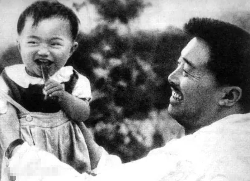 1998年，香港贺龙的儿子贺鹏飞，眼看周围没人，快步溜进一家老板的办公室，凑过去