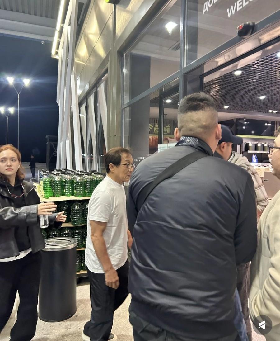 10月3日，成龙现身哈萨克斯坦拍戏被偶遇，74岁的他没顾上染发，头顶白头发老长了