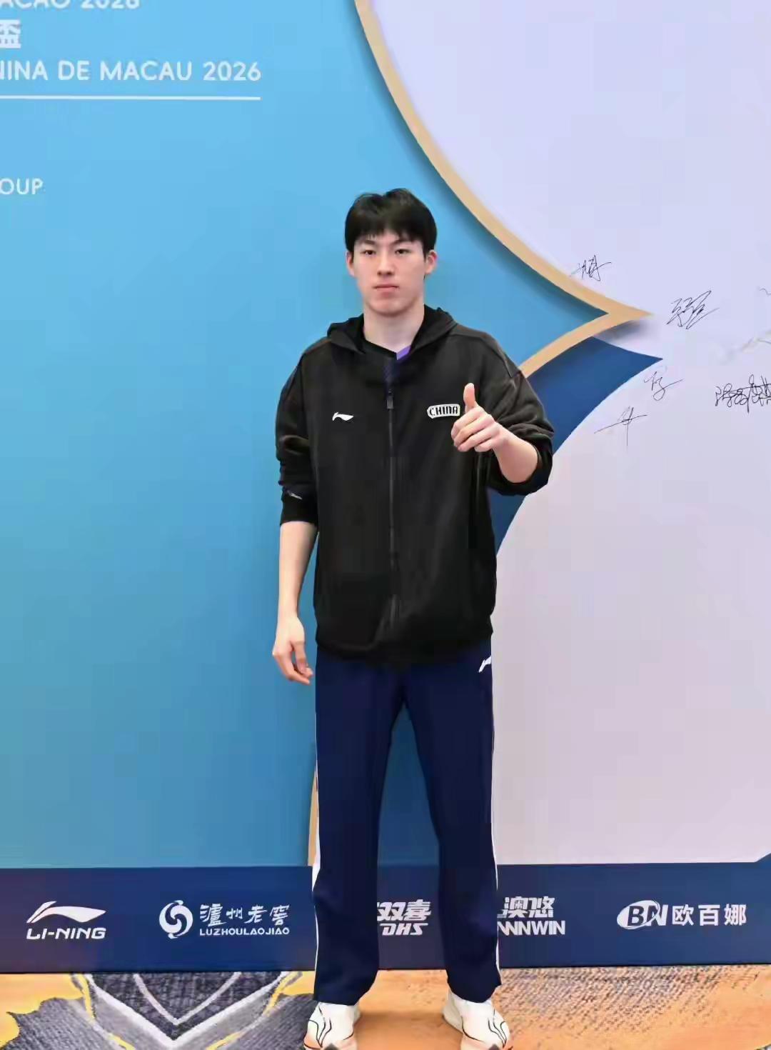 【温瑞博露面，自信满满】这是国乒应有的形象，相貌堂堂，不卑不亢，却自带压着台面的