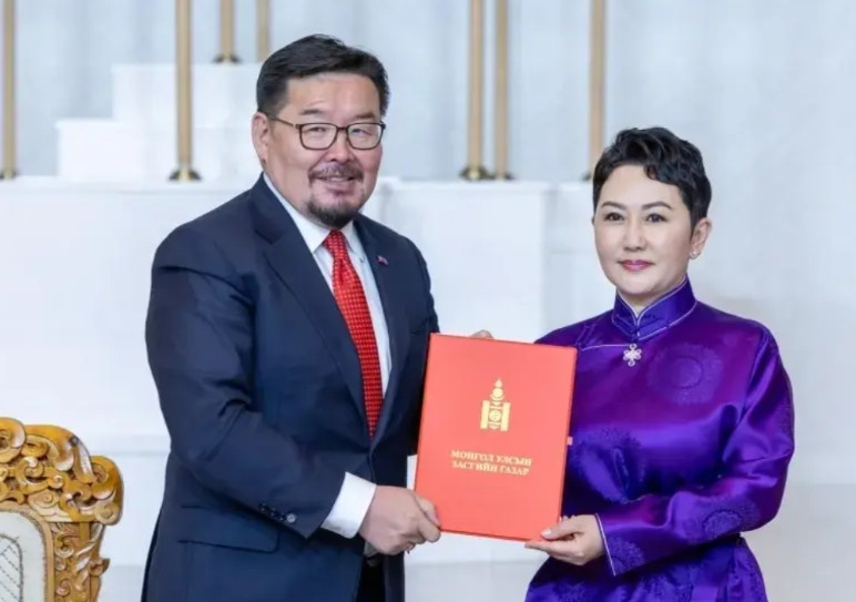 蒙古新政府的两位女部长。赞丹沙塔尔接替因“儿媳炫富”而下台的奥云额尔登，成为蒙古