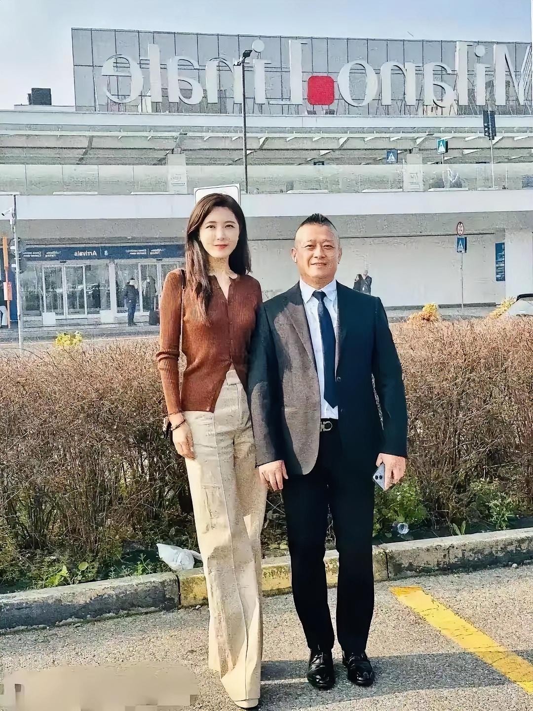 这个漂亮女生，她太火了，火得一塌糊涂，大紫大红，太美了，如今49岁了，还是孑然一