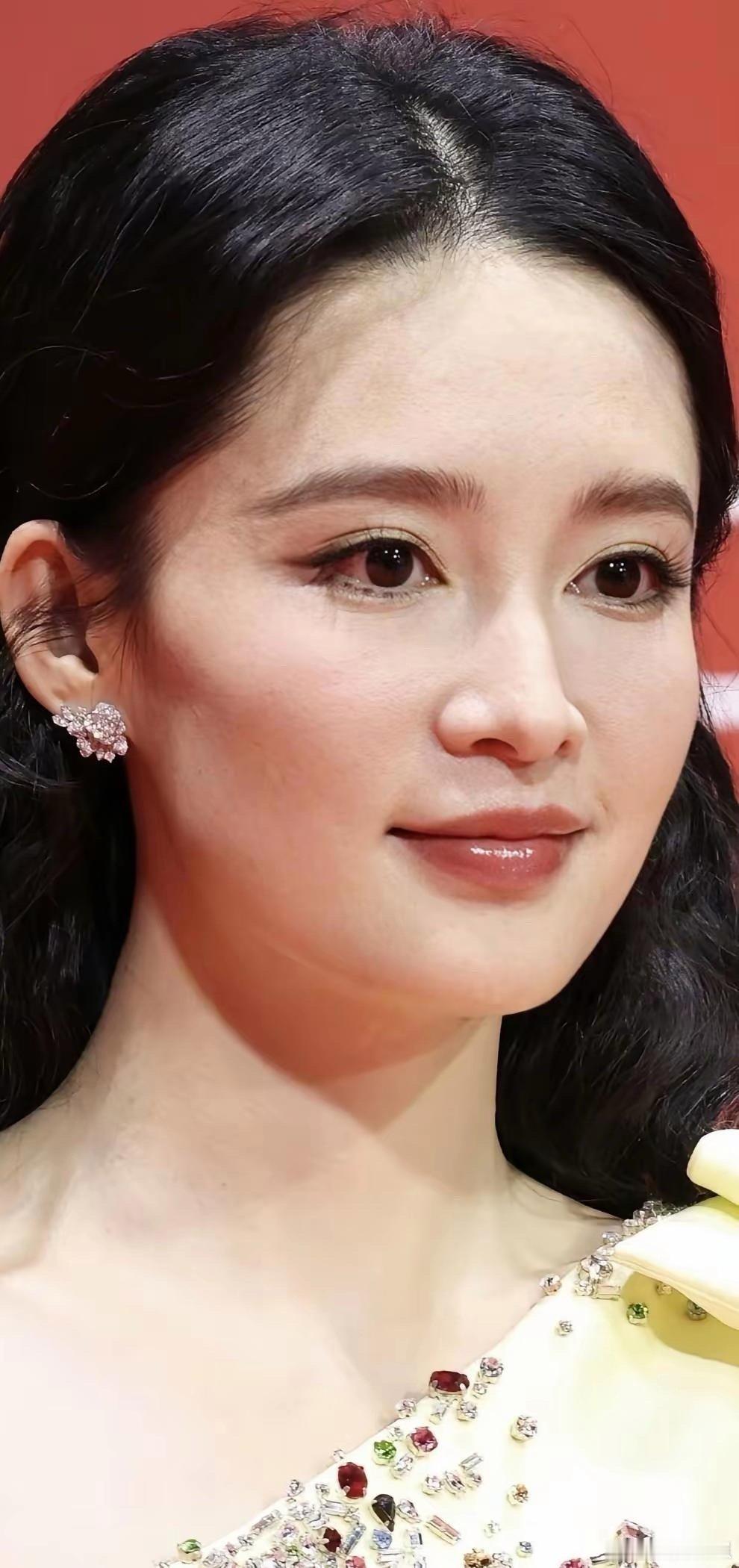 李沁这张脸自带高光，处处皆是焦点，美得让人移不开眼。