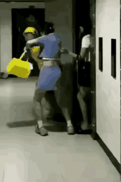 美女：徐二娃你跟老子站到！小哥：妹儿你认错人了美女：把你烧成灰老子都认得到