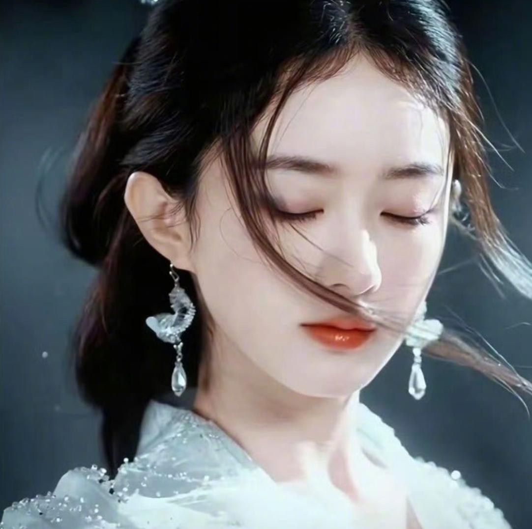 赵丽颖换上了碎梦仙君的头像这次为了《逍遥》把用了好几年的深海头像给换了，连背景