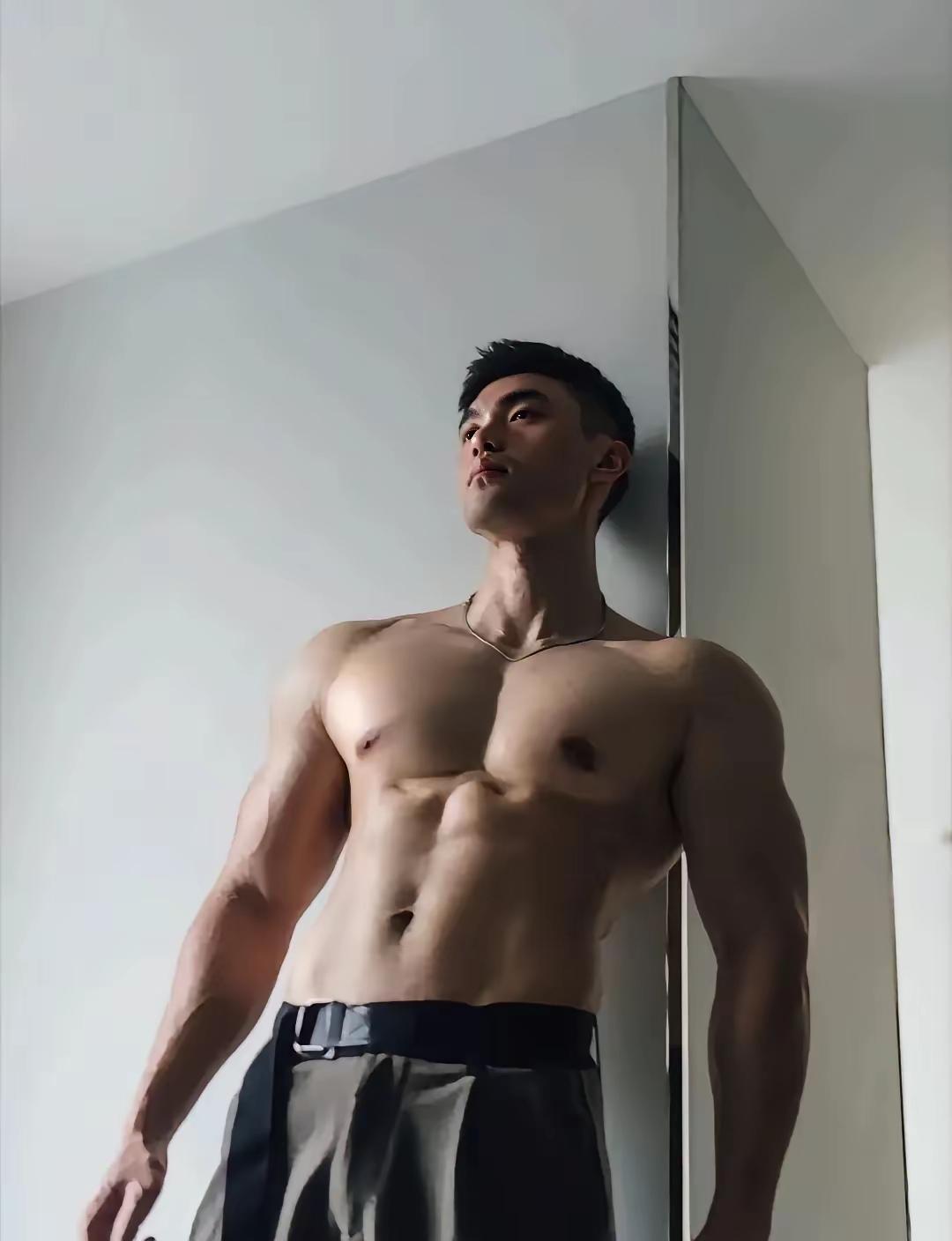 每到这个时候，健身的意义突然就变得具象起来。咱们看着那些穿着背心的男生，手臂线条