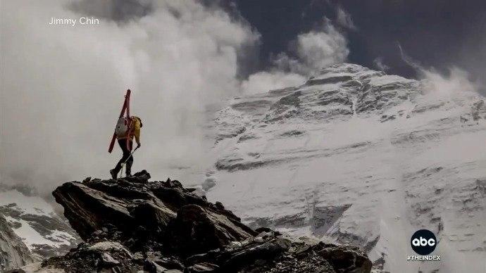 50岁美国登山家成功从珠峰北壁滑降有史以来第一人本月15日，50岁的美国登